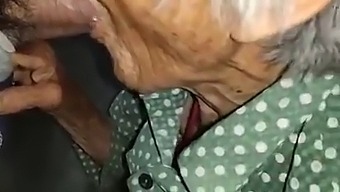 Ázijská Babička Si Užíva So Svojimi Fanúšikmi