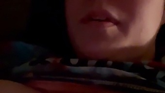 Žena Sa V Tomto Horúcom Videu Poserie V Kúpeľni Svojho Bytu